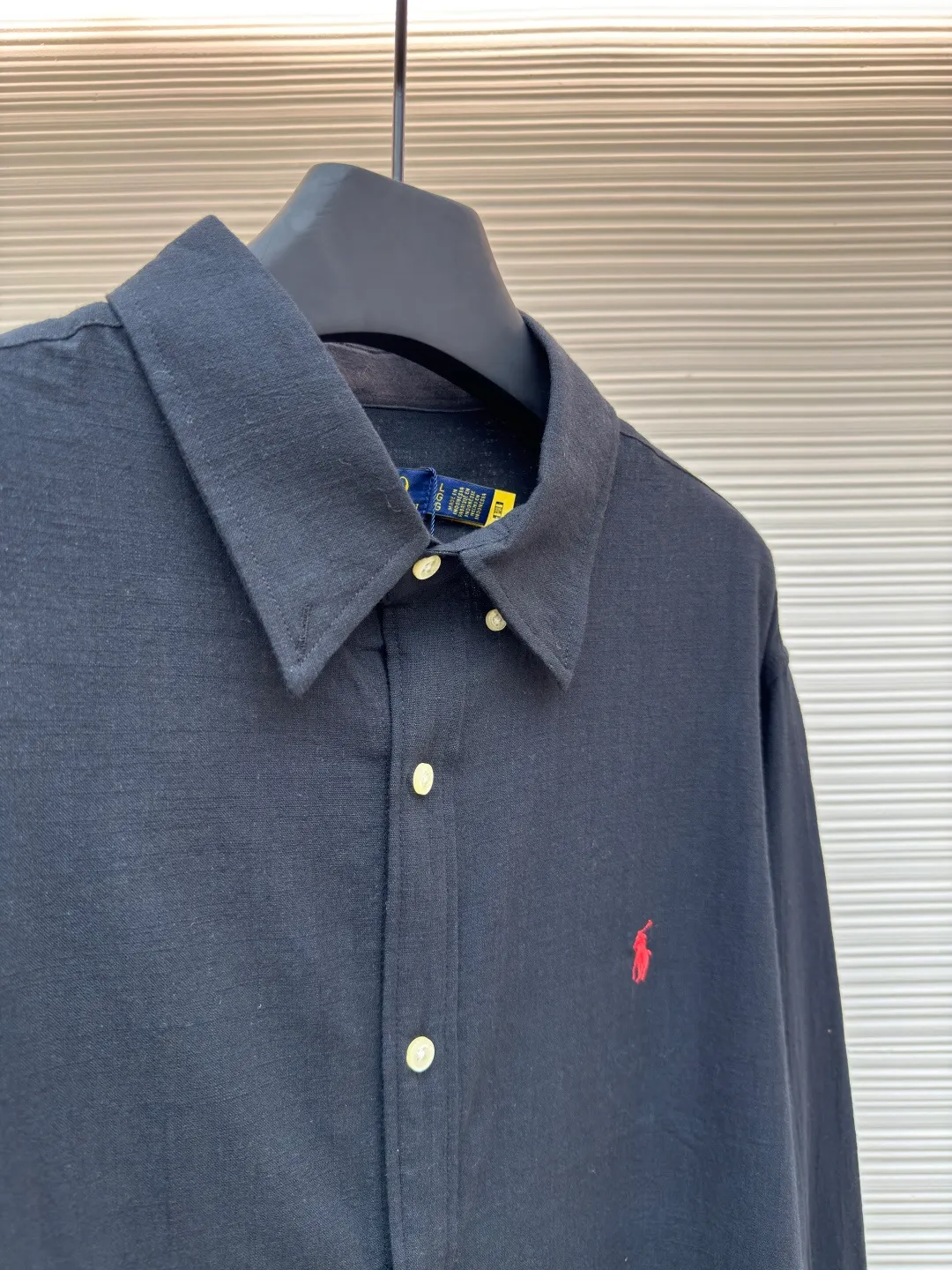 Ralph Lauren embroidered linen shirt ●Original version: Purchased and developed at 1690 ●Item number: 1680730-A75 ●Material: linen fabric ●Technology: embroidery production ●Version: fitted version ●Weight: about 250 grams ●Size: S-M-L-XL ●Description: Selected high-quality linen material with natural texture and breathability, firm and smooth, comfortable and skin-friendly, elegantly presented with a deep ink color The exquisite red pony mark is embellished, like a smart flame in the dark night. The clever design of the outer I-shaped pleated split back shoulder adds a sense of agility and detachment, and contains the soul of fashion in a minimalist shape. Adopt imported machine embroidery technology, use advanced computer control system and precision mechanical components to achieve the iconic pony embroidery operation with high precision and smooth and delicate lines. Adopting side-turning and embedded clamping stitching technology, it is smooth and tidy. The fabrics have been carefully washed and have a better feel and texture. They are not easy to deform, shrink or fade, and maintain long-term beauty. The overall wiring is straight and delicate, the fabric is comfortable and soft, and the color is consistent without color difference. It can be matched with the same style to create a fashionable look and control various occasions. Customized accessories, complete with three standards, same style for men and women!